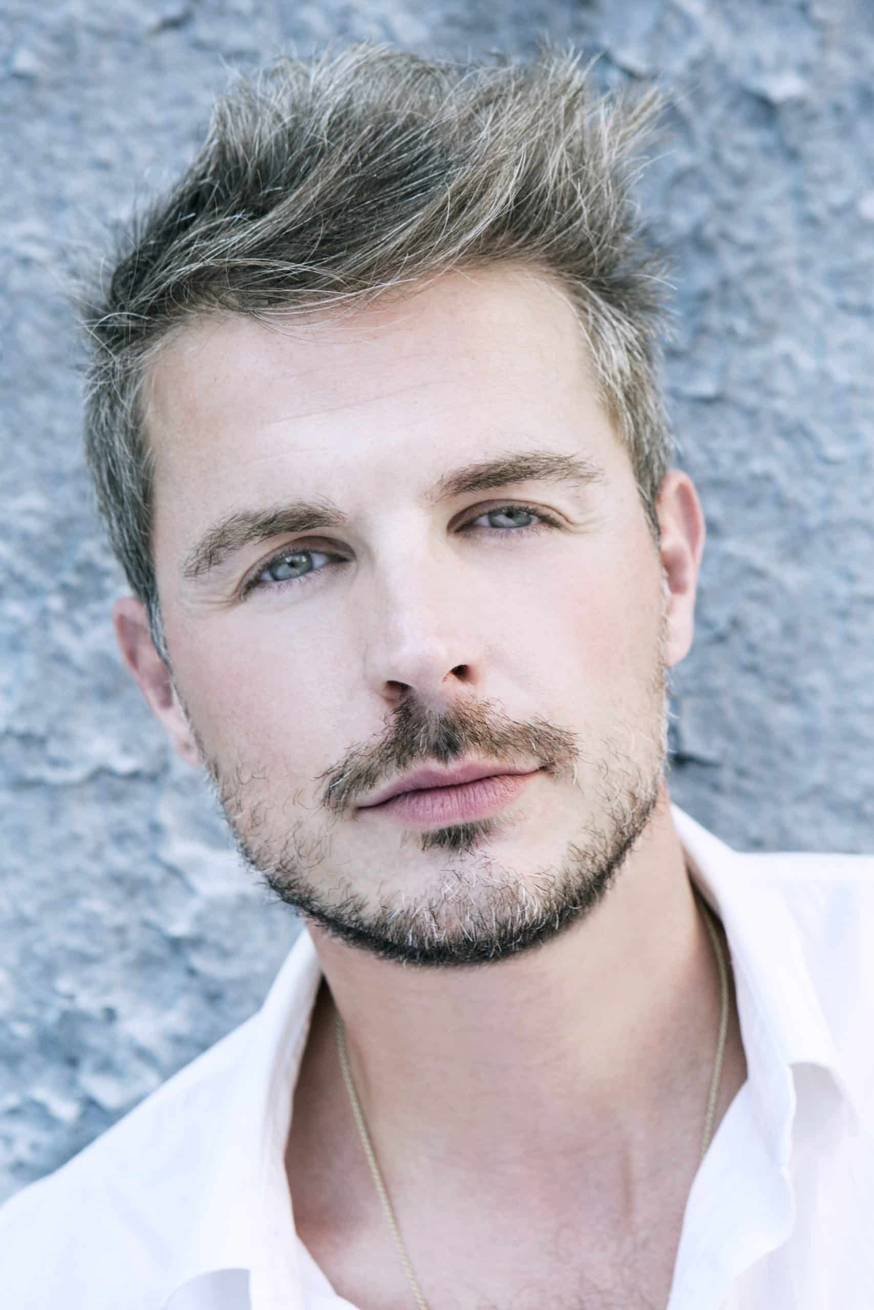 Retrato de Oskar Salcedo con barba y camisa blanca