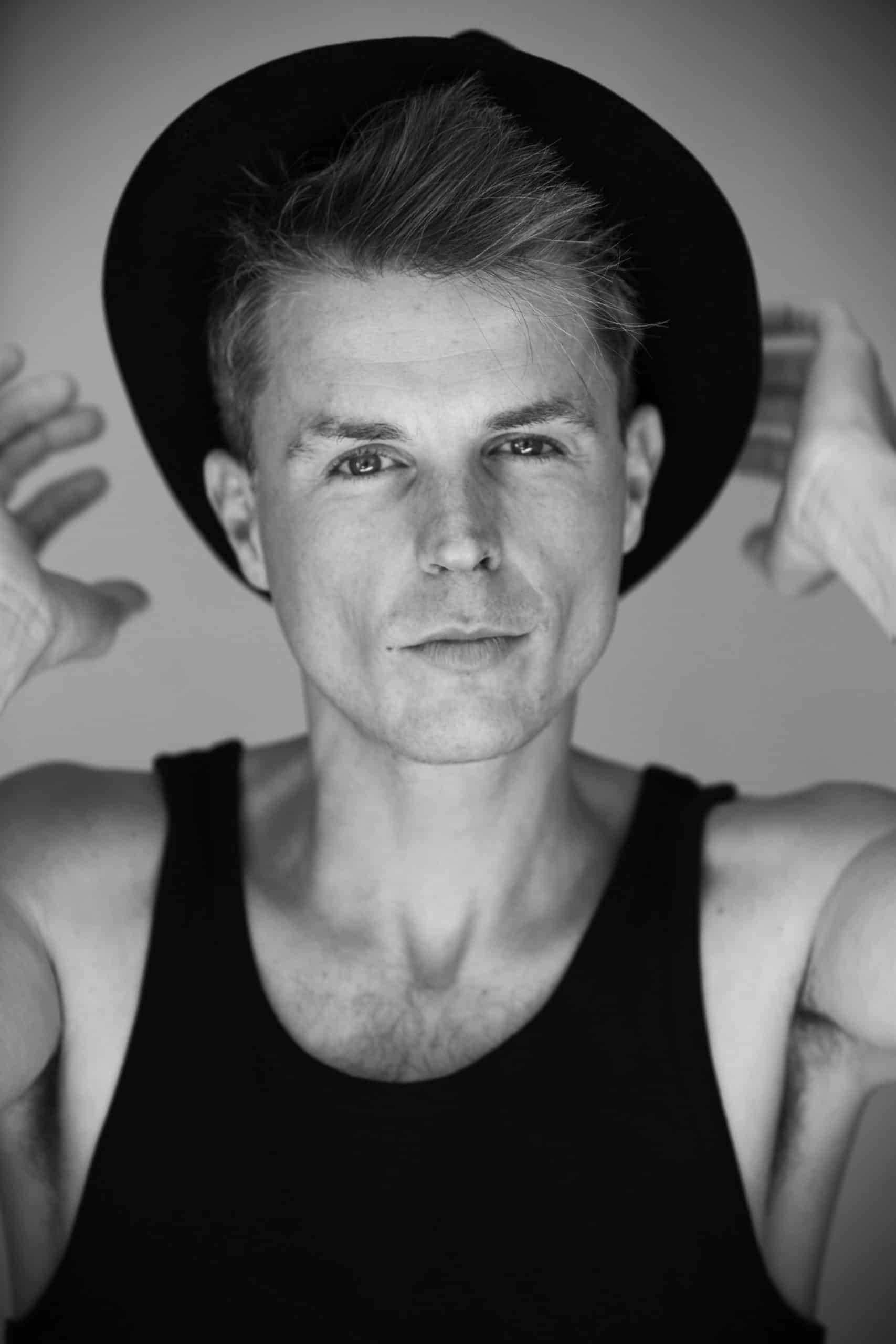 Retrato en blanco y negro de Oskar Salcedo con sombrero
