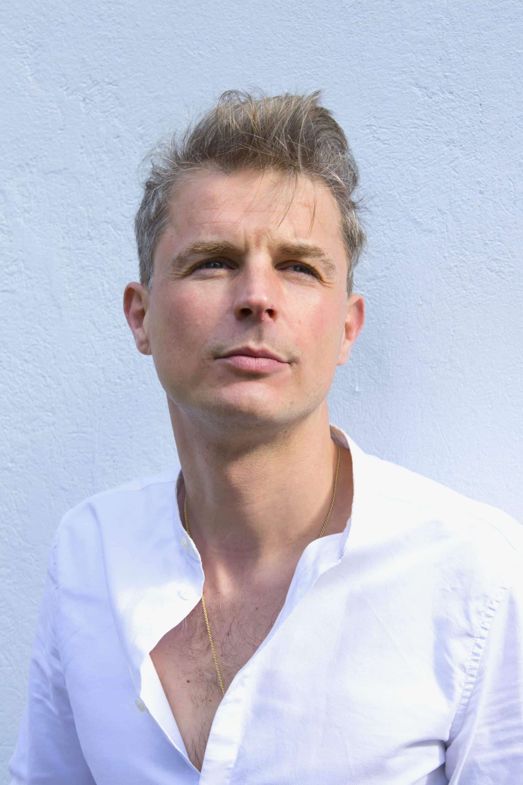 Retrato frontal de Oskar Salcedo con camisa blanca