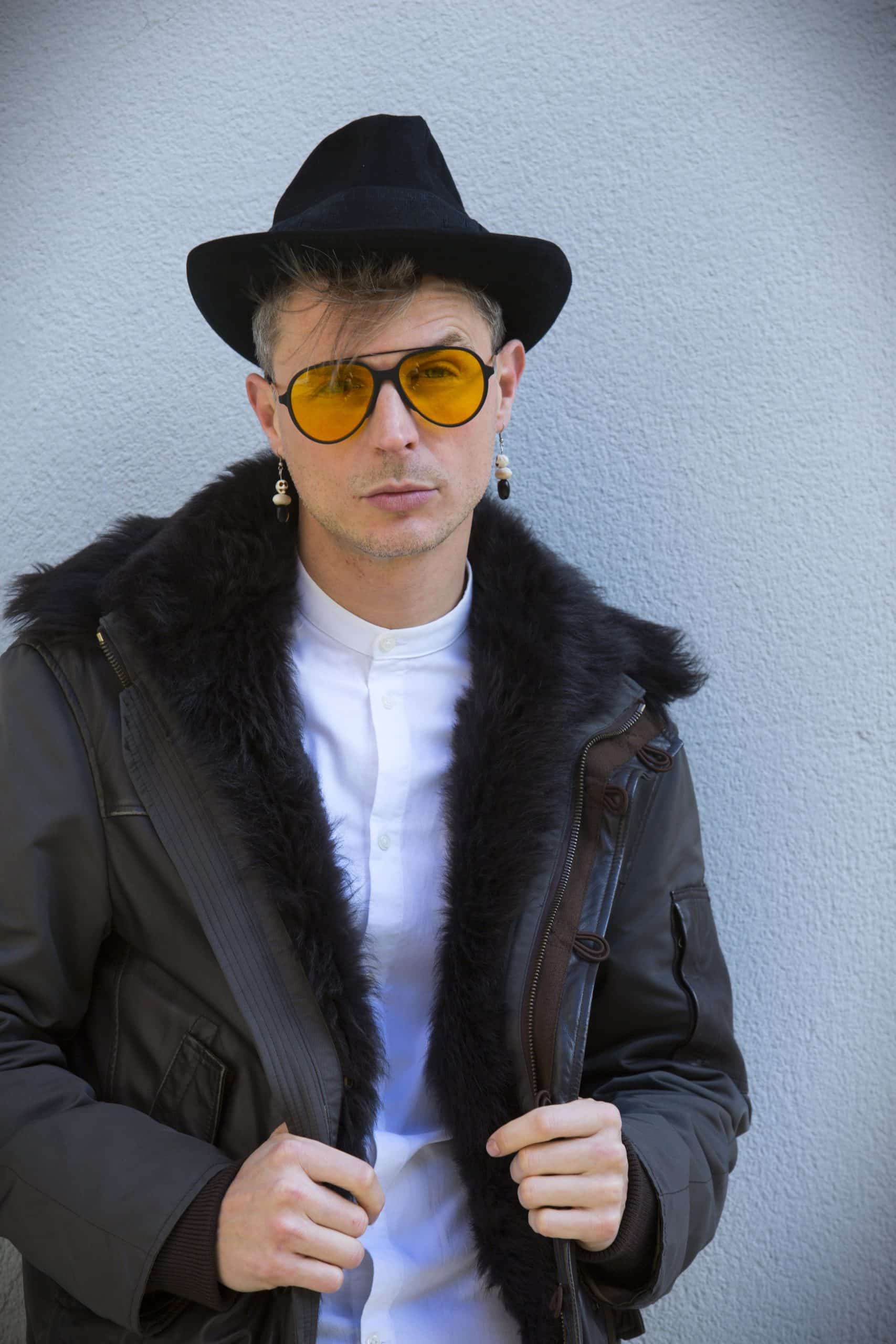 Oskar Salcedo con sombrero y gafas amarillas